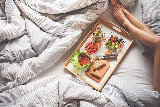 desayuno saludable en la cama