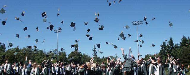 celebrar la graduacion tirando sombreros