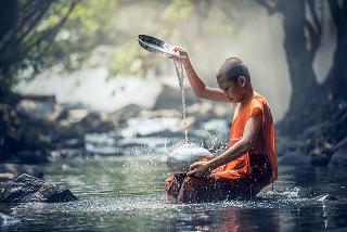 budista con cuenco en el agua