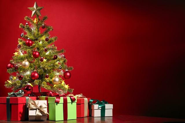 regalos bajo el arbol de navidad
