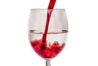 Agua al higo, y a la pera, vino.