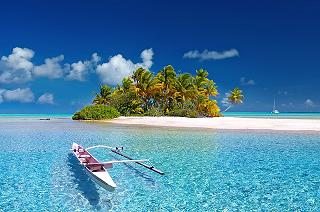 isla tropical y canoa blanca en el agua