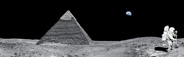 imagen humoristica de la piramide de guiza en la luna