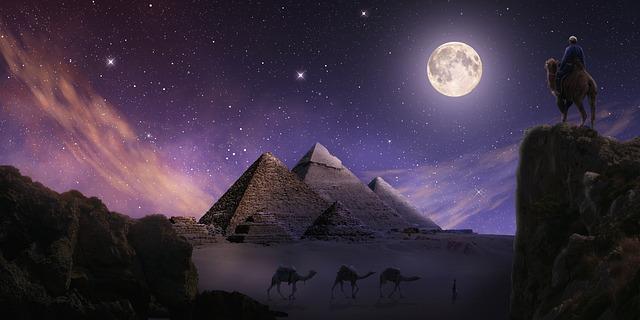 luna sobre las piramides de guiza y parte de las llanuras de guiza