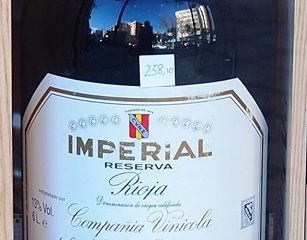 Amigo, viejo; tocino y vino, añejo.