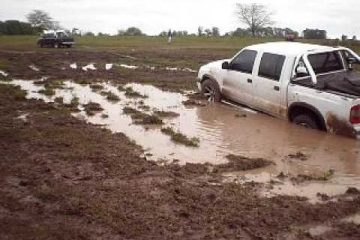 Cuando en el camino hay barro, untar el carro.