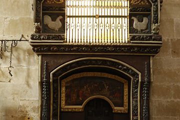 En Santa María de la Calzada, cantó la gallina después de asada.