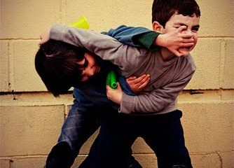 Juego de manos, juego de villanos.