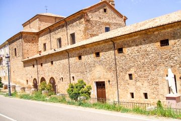 Para el tiempo que he de estar en este convento, cágome dentro.