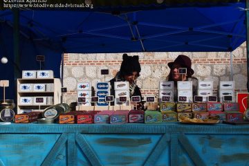 Que a la tienda va y viene, dos casas mantiene, (El)