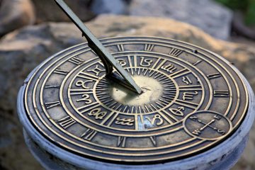 Quien de dos relojes se sirve, nunca sabe en qué hora vive.