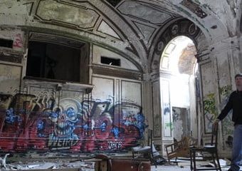 Quien ruin es en su casa, ruin es en la plaza.