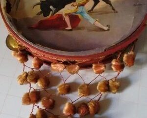 Quien tiene dineros, pinta panderos.
