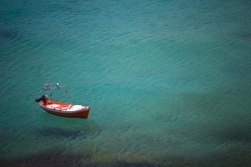 Vale más palmo de vela que remo de galera.