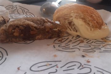Que por los codos miente, a la postre se resiente, (El)