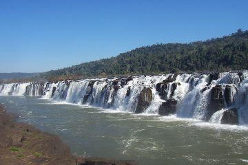 A salto de mata [andar, ir]