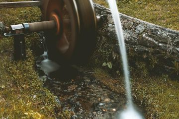 Llevar alguien el agua a su molino