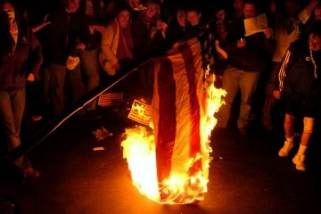 Poner la mano en el fuego por algo o por alguien