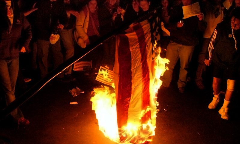 Poner la mano en el fuego por algo o por alguien