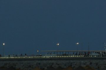 Quedarse a (en) la luna de Valencia (estar en (a) la luna de Valencia)